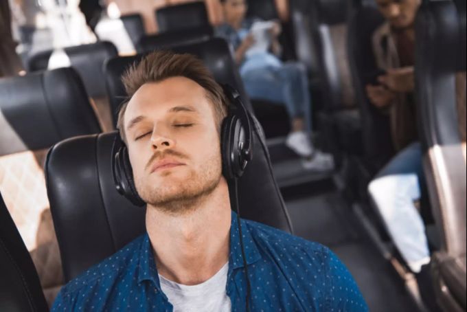 Einfach schlafen bei Reiseübelkeit. Reiseübelkeit