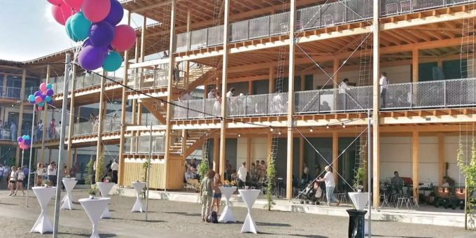 An der Kantonsschule in Uetikon wurde eine Schülerin positiv auf das Coronavirus getestet. uetikon