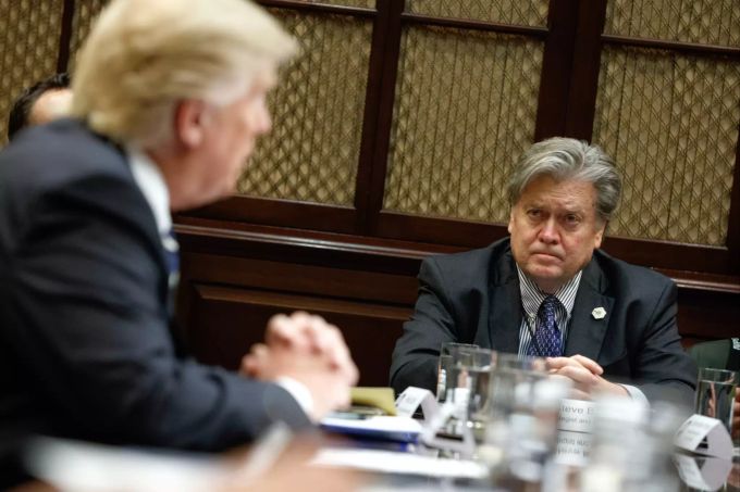 Der frühere US-Präsident Donald Trump und sein damaliger Chefstratege Steve Bannon (r) bei einem Meeting zur Cyber-Sicherheit im Weissen Haus (Archiv). donald trump