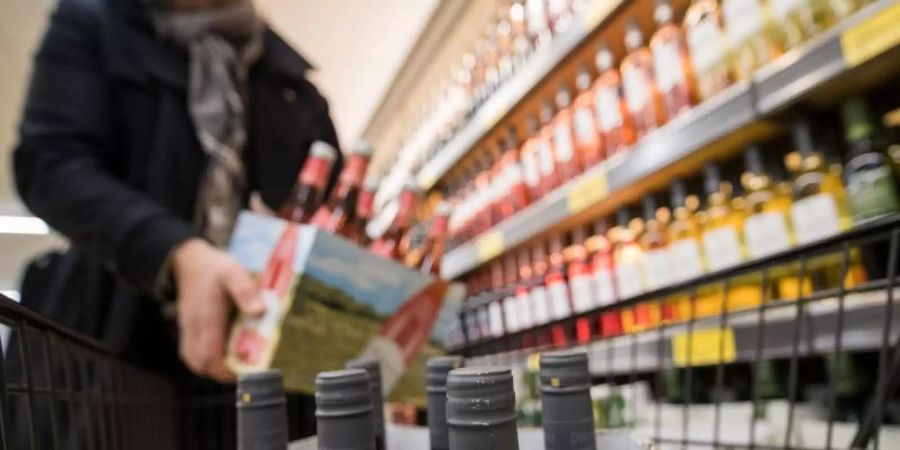 Mehr Orientierung durch eine «Herkunfts-Pyramide»: Ganz oben stehen Weine aus einzelnen Weinbergslagen, ganz unten steht Landwein aus Deutschland, ohne genauere Herkunftsangaben (Symbol). Foto: picture alliance / Bernd Thissen/dpa