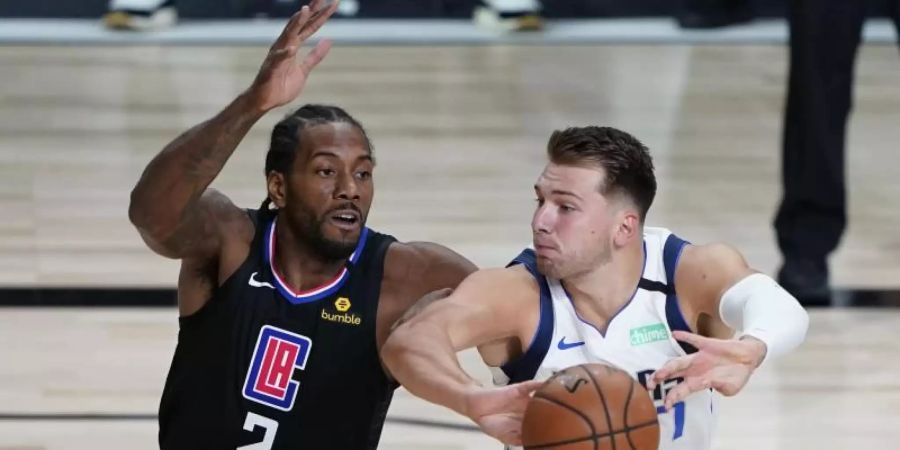 Luka Doncic (r) führte die Dallas Mavericks zum Sieg gegen die Los Angeles Clippers. Foto: Ashley Landis/Pool AP/dpa