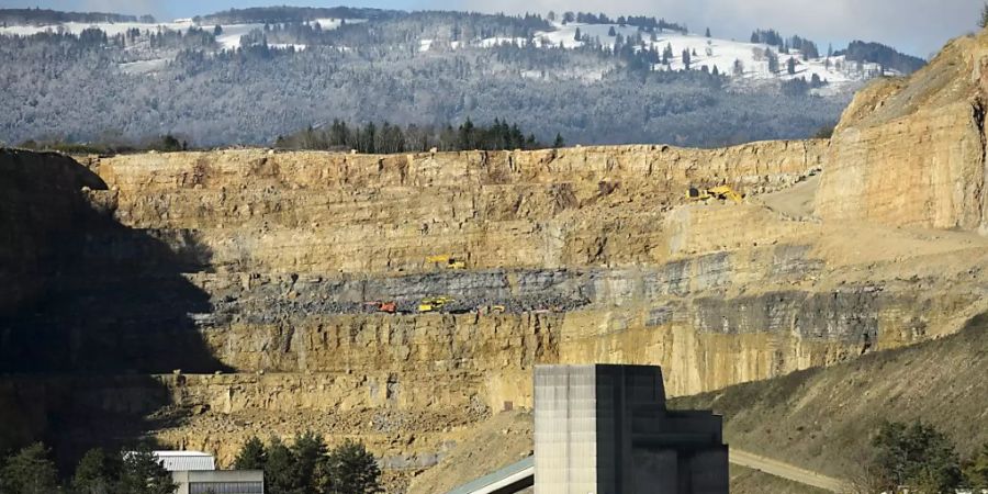 Der Steinbruch von Holcim am Mormont frisst sich in die Hügelflanke. Aktivisten wollen jetzt die Ausbaupläne des Zementherstellers verhindern. (Archivbild)