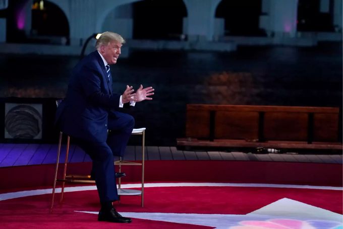 Donald Trump, Präsident der USA, spricht während einer Fragestunde mit Wählern im Perez Art Museum. US-Wahlen Trump Biden