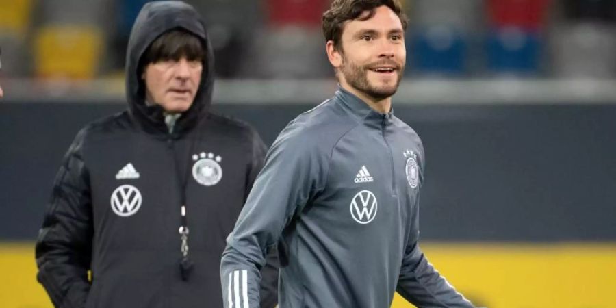 43 Länderspiele absolvierte Jonas Hector (r) unter Bundestrainer Joachim Löw. Foto: Federico Gambarini/dpa