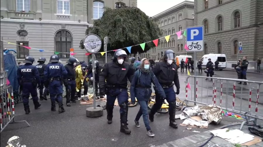 Etliche Polizisten sind auf Platz, um die Aktivisten wegzuweisen.