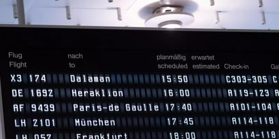 Diverse Reiseziele werden auf einem Display im Abflugterminal im Flughafen Hannover angezeigt. Foto: Peter Steffen/dpa