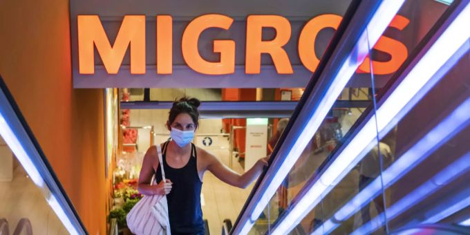 Die Zuger SVP verlangt, dass die Maskenpflicht in Läden aufgehoben wird. SVP