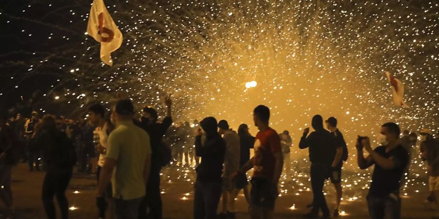 Die Polizei setzt bei einem Protest Rauchgranaten gegen Demonstranten ein. Foto: Uncredited/AP/dpa