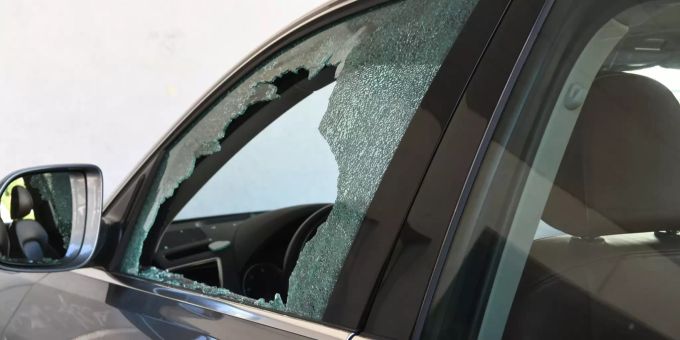 Eine unbekannte Täterschaft hat mit unbekanntem Gegenstand Fahrzeugscheiben eingeschlagen. Fahrzeugaufbruch