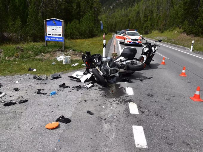 Am Motorrad des Unfalls von Zernez entstand ein Totalschaden. Zernez