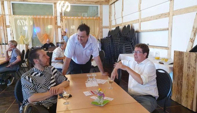 Auch Uetendorfs Gemeindepräsident Albert Rösti (r) und Gemeinderat Hannes Zaugg (l) waren bei der Eröffnung dabei. Hier im Gespräch mit Wirt Jürg Wüthrich (m). Kultursaal Uetendorf