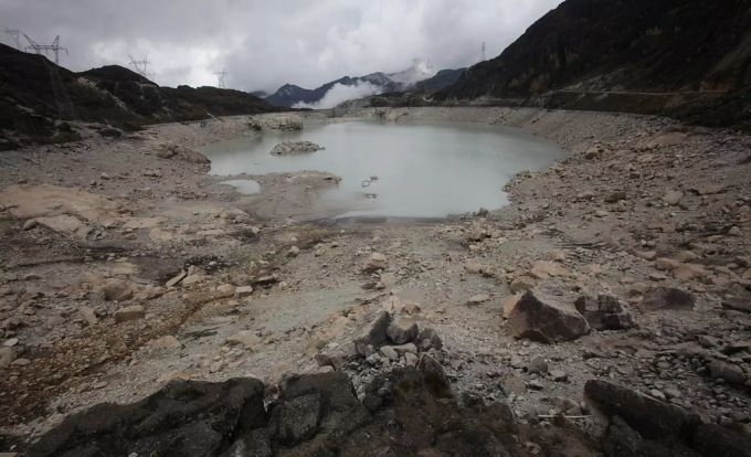 Gesamtansicht des niedrigen Wasserstandes am Stausee von Zongo, nahe La Paz, Bolivien, 06. November 2009. Milluni wird vom Wasser des schneebedeckten Berges Huayna Potosi gespeist, der vom K Huayna Potosí