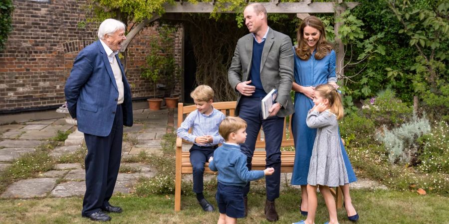 Prinz William (3. v. r.) und Kate, Herzogin, treffen mit ihren Kindern, Prinz George, Prinz Louis und Prinzessin Charlotte, Sir David Attenborough, Tierfilmer und Naturforscher.