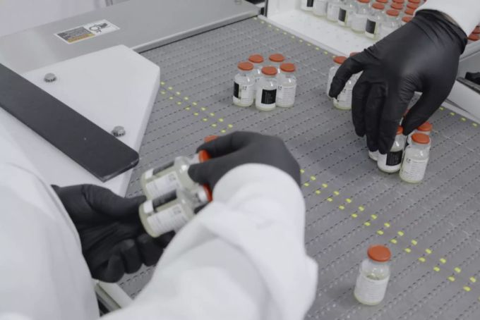 Miterbeiter von Regeneron bei der Medikamenten-Herstellung. Das Unternehmen hat sich auf Antikörper spezialisiert. Coronavirus Regeneron Medikament Roche