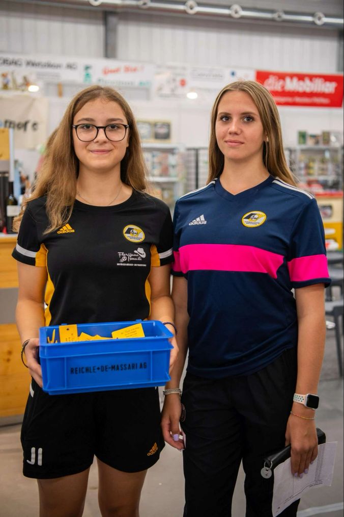 Selina und Jenny vom FC Wetzikon verkaufen an der ZOM Lösli.