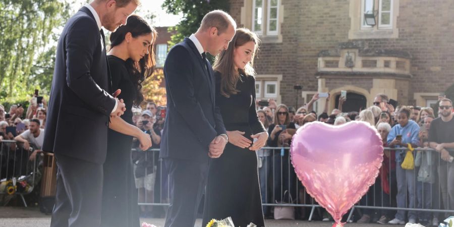 Harry (l-r), Meghan, William und Kate auf Schloss Windsor.