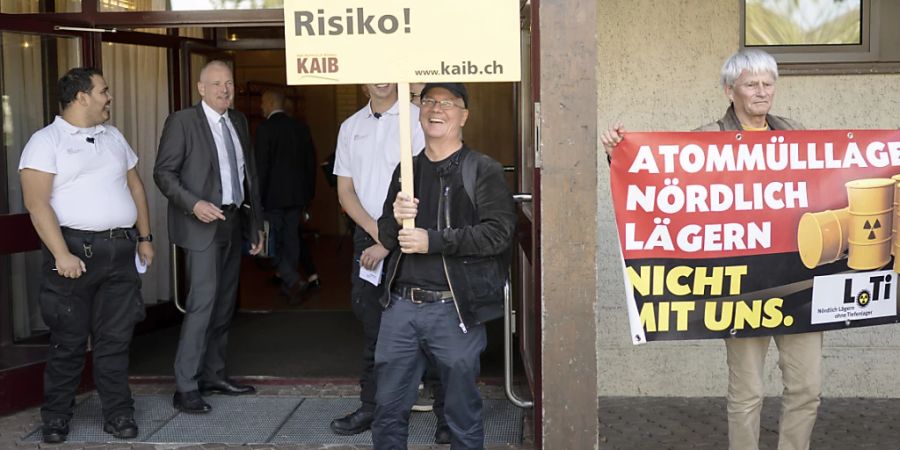 «Sicher ist nur das Risiko» - Gegner des geplanten Atomendlagers protestieren am Rande der Medienkonferenz in Stadel ZH gegen den Standortentscheid.