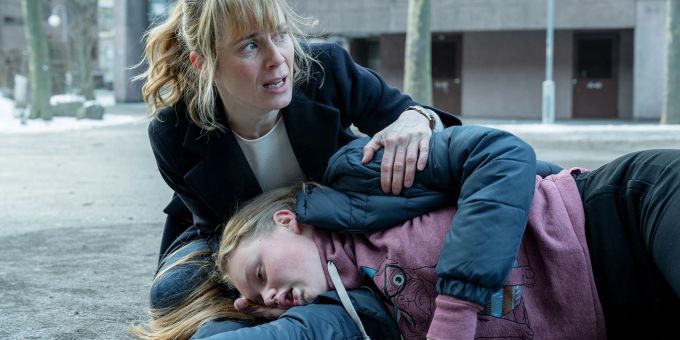 Die jugendliche Zeugin Klara Canetti (Anouk Petri) kollabiert nach ihrer Aussage neben Kommissarin Isabelle Grandjean (Anna Pieri Zürcher). Die jugendliche Zeugin Klara Canetti (Anouk Petri) kollabiert nach ihrer Aussage neben Kommissarin Isabelle Grandjean (Anna Pieri Zürcher).
