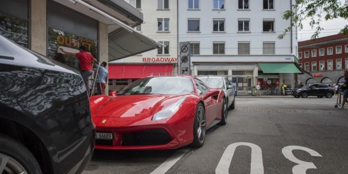 Im Langstrassenquartier parkiert ein roter Bubentraum. ferrari