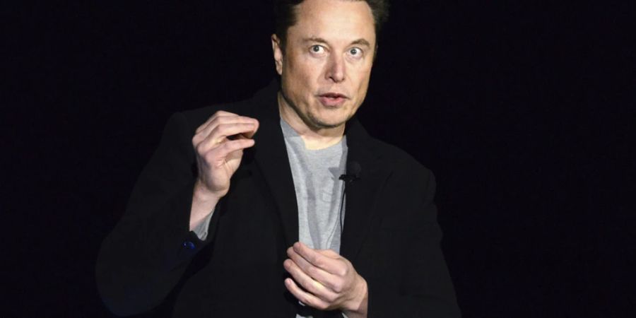 Der US-Milliardär Elon Musk wirft Twitter vor, ihn nicht über eine Abfindung des ehemaligen Twitter-Sicherheitschefs informiert zu haben.