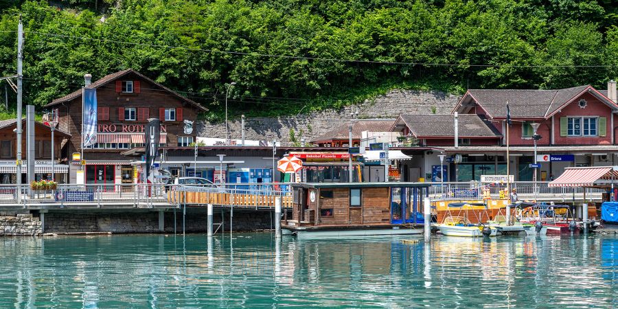 Die Uferpromenade am Brienzersee. Im Hintergrund der Zentralbahn Bahnhof Brienz.