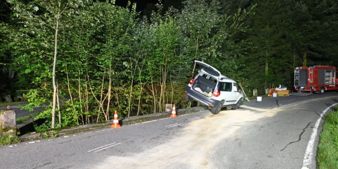 Kriens LU: Autofahrer Kollidiert Mit Steinsockel Und Wird Verletzt