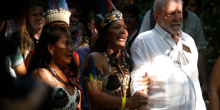 Luiz Inacio Lula da Silva unterhält sich mit indigenen Frauen.