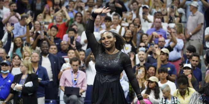 Serena Williams verabschiedet sich nach der Niederlage in der dritten Runde an den US Open von den Fans. Serena Williams