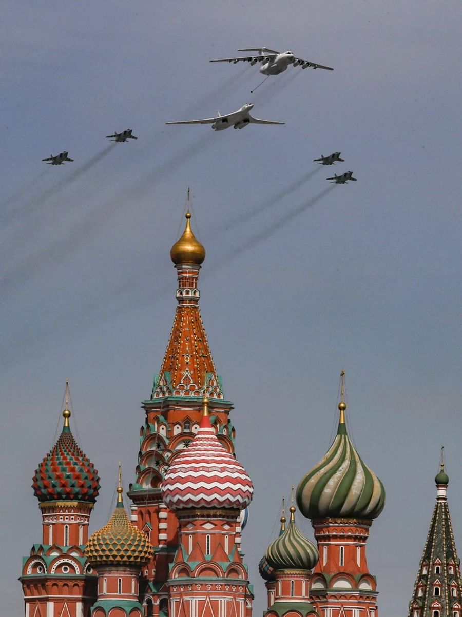 Ein russischer Tu-160 strategischer Bomber (C), ein Il-78 Luftbetankungsflugzeug (oben) und MiG-31BM Abfangjäger fliegen in Formation während der Generalprobe der Militärparade zum Tag des Sieges auf dem Roten Platz in Moskau, Russland, am 07. Mai 2022.