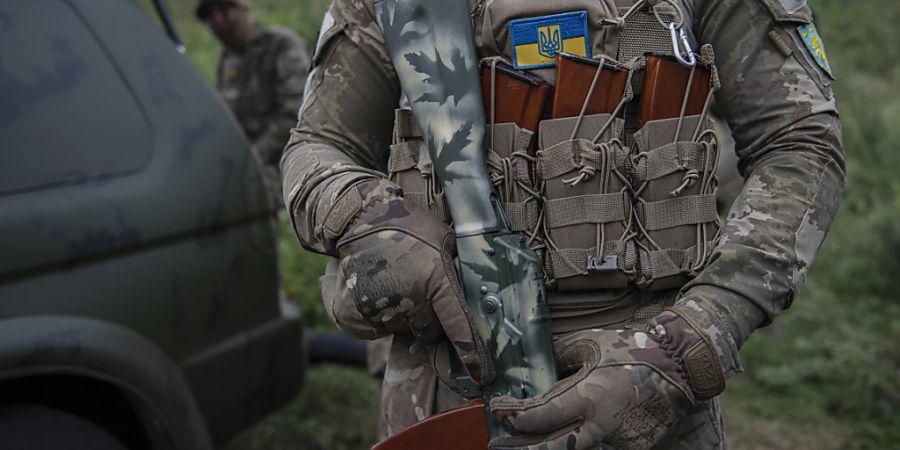 Ein freiwilliger Soldat nimmt an einem Training teil. Foto: Andrew Kravchenko/AP/dpa