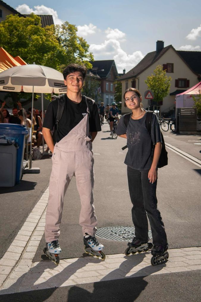 Aqil Hameed aus Oberuzwil und Edina aus Wil sind mit den Inlinern unterwegs.