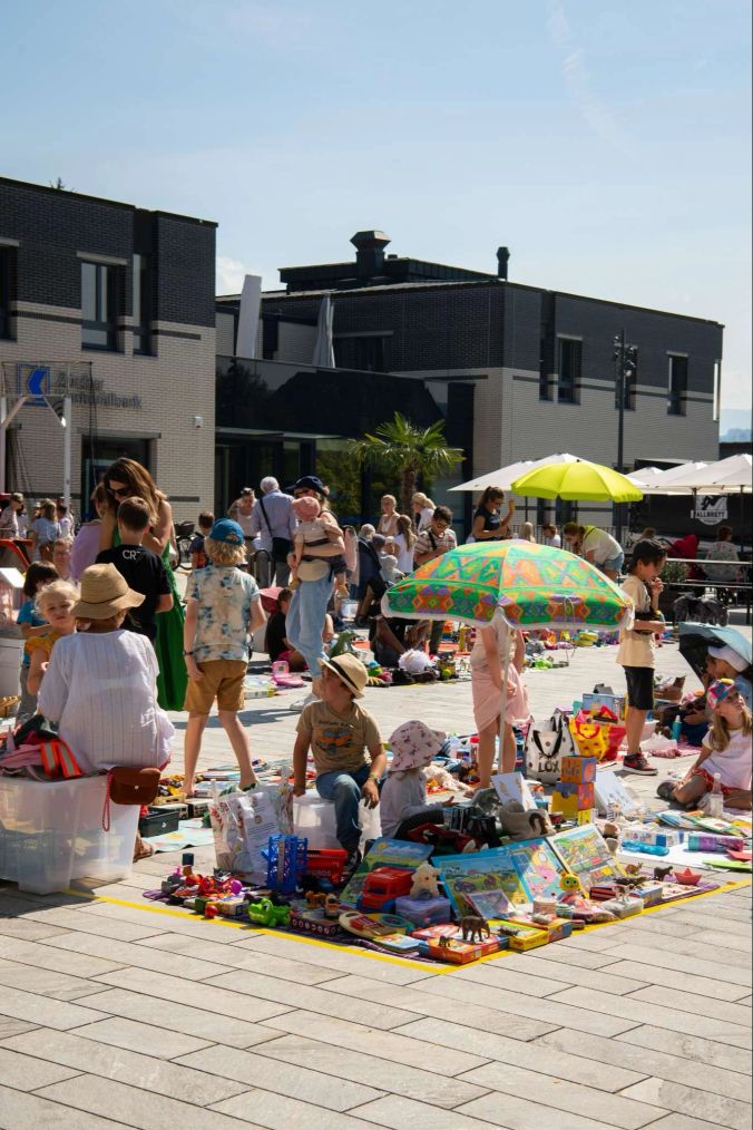 Der Kinderflohmärt auf dem Dorfplatz war stets gut besucht.