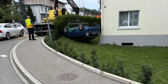 Aadorf TG: Auto auf Dach gelandet. Aadorf TG