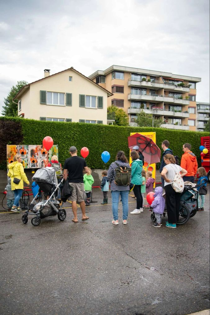 Trotz mässig gutem Wetter finden zahlreiche Besucher ihren Weg zum Anlass.