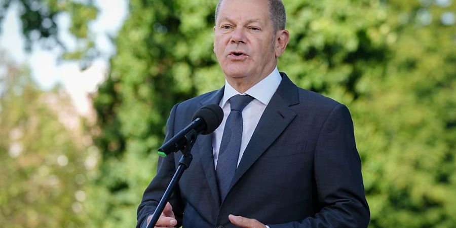 Bundeskanzler Olaf Scholz (SPD) gibt am Rande der Klausur des Bundeskabinetts auf Schloss Meseberg ein Pressestatement. Foto: Kay Nietfeld/dpa