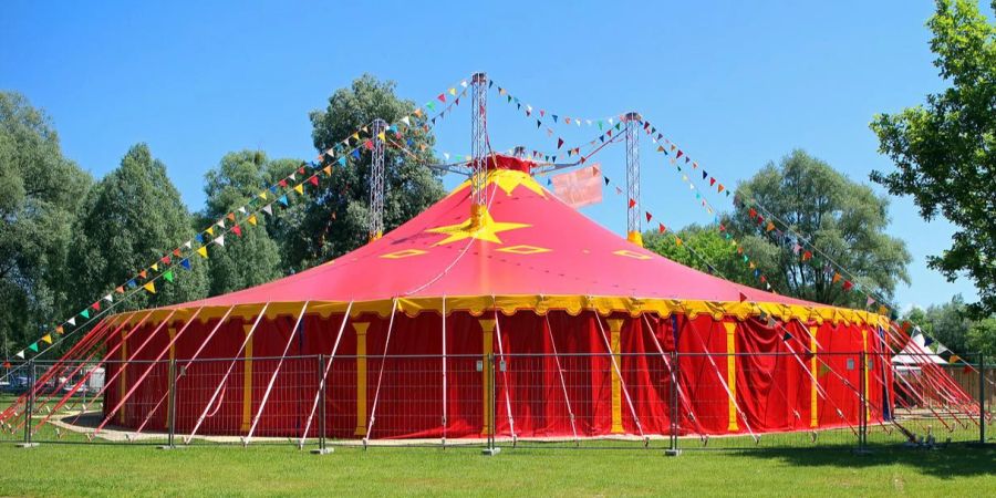 Zirkuszelt Wiese gelb rot