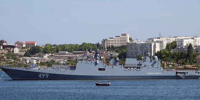 ARCHIV - Das russische Kriegsschiff «Admiral Makarow» der russischen Schwarzmeerflotte liegt vor der Hafenstadt Sewastopol. Foto: Ulf Mauder/dpa ARCHIV - Das russische Kriegsschiff «Admiral Makarow» der russischen Schwarzmeerflotte liegt vor der Hafenstadt Sewastopol. Foto: Ulf Mauder/dpa