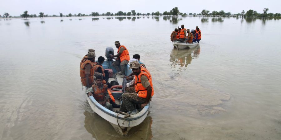 Pakistanische Soldaten evakuieren Dorfbewohner. (AP Photo/Asim Tanveer)