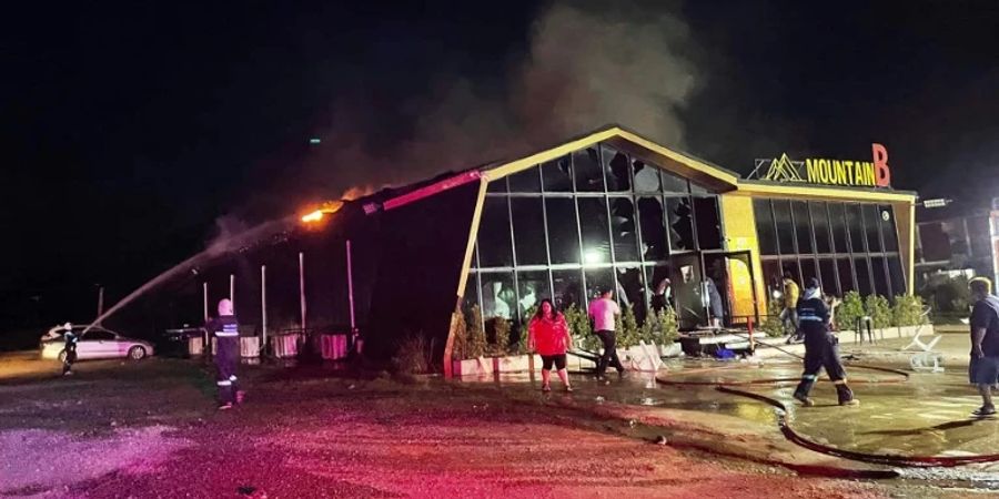 Löscharbeiten an dem brennenden Nachtclub in Thailand