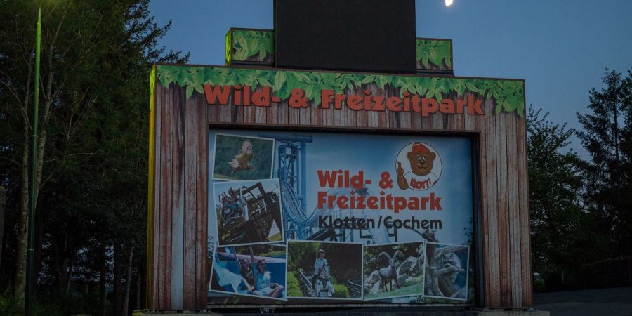 Ein Schild in der Nähe des Eingangs weist auf Ein- und Ausgang des Wild-und Freizeitparks hin. Dort ist eine Frau aus dem Saarland auf einer Achterbahn tödlich verunglückt.