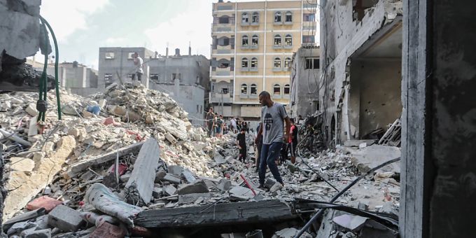 Palästinenser inspizieren die Trümmer eines Gebäudes, an dem der südliche Kommandeur des Islamischen Dschihads, Chalid Mansur, bei einem Luftangriff ums Leben gekommen ist. Foto: Mohammed Talatene/dpa Palästinenser inspizieren die Trümmer eines Gebäudes, an dem der südliche Kommandeur des Islamischen Dschihads, Chalid Mansur, bei einem Luftangriff ums Leben gekommen ist. Foto: Mohammed Talatene/dpa