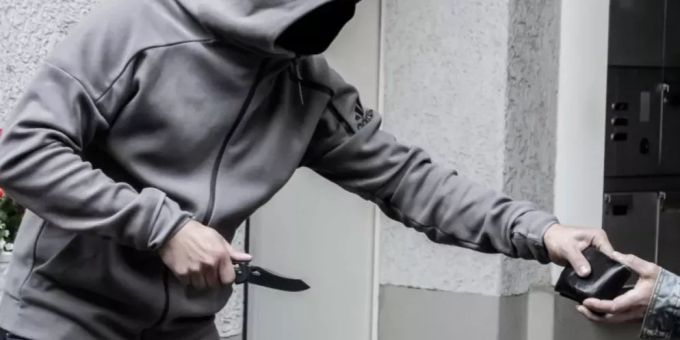 84-jährigen Mann mit einem Messer bedroht.