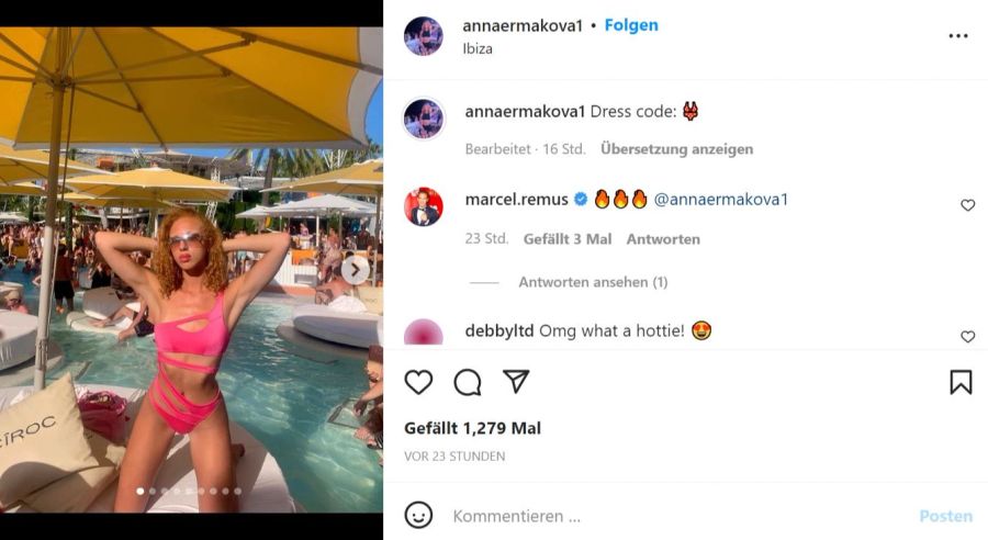 Anna Ermakova posiert neben dem Pool auf Ibizia.