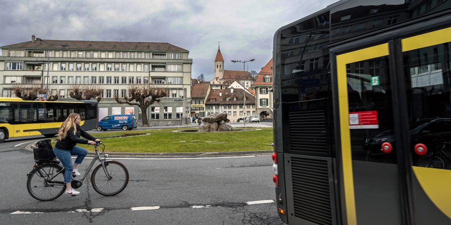 Busse der STI auf dem Maulbeerkreisel. Im Hintergrund die Stadtkirche Thun.
