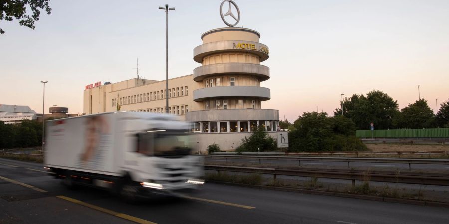 Ein Lkw befährt die Avus in Berlin.