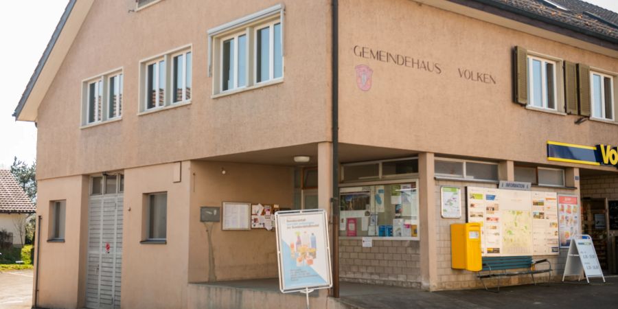 Das Gemeindehaus der Ortschaft Volken im Zürcher Weinland.