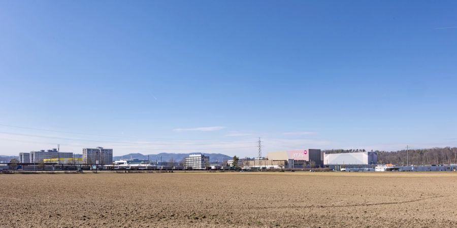 Das Industriegebiet von Lupfig nördlich des Flugplatzes Birrfeld.