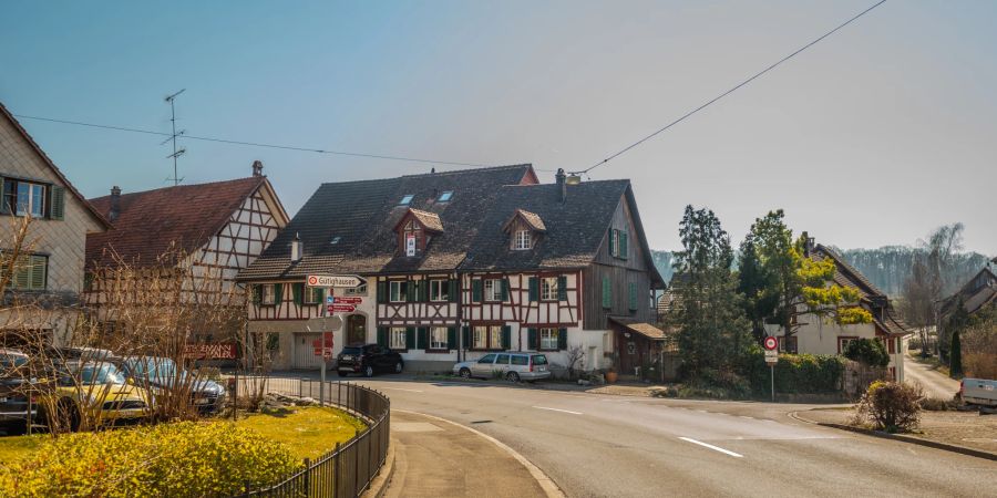 Die Steinerstrasse der Gemeinde Ossingen im Zürcher Weinland.