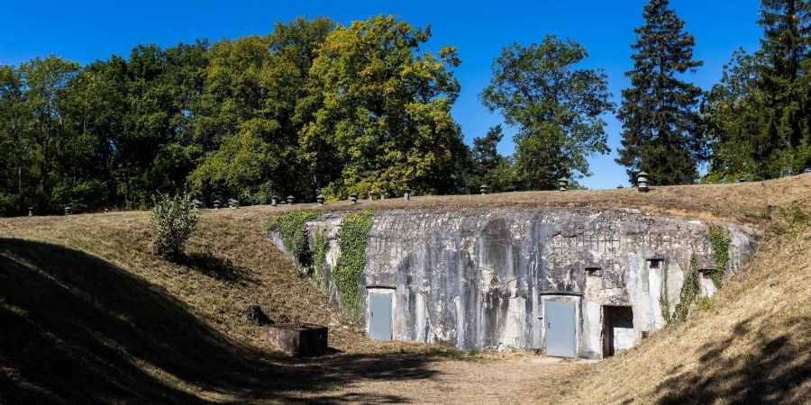 Die Eingangstüren eines Bunkers: Die von 1893 an im damaligen deutschen Kaiserreich erbaute Anlage «Feste Kaiser Wilhelm II.» soll vom französischen Militär an den örtlichen Gemeindeverbund verkauft werden.