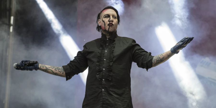 Marilyn Manson fällt mit seinem Look auf.